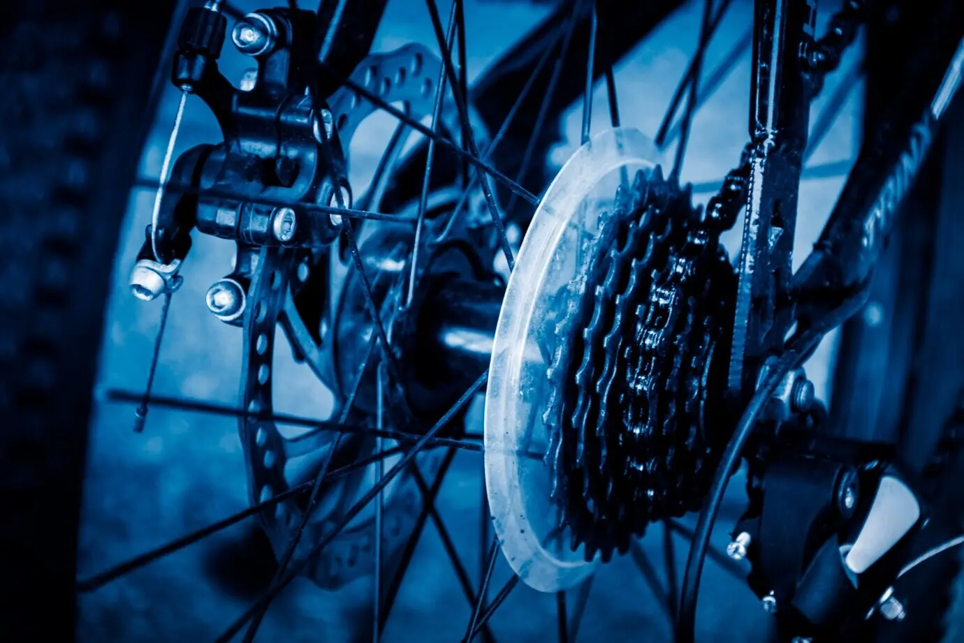 Gros plan sur les pignons et la chaîne d’un vélo de course.