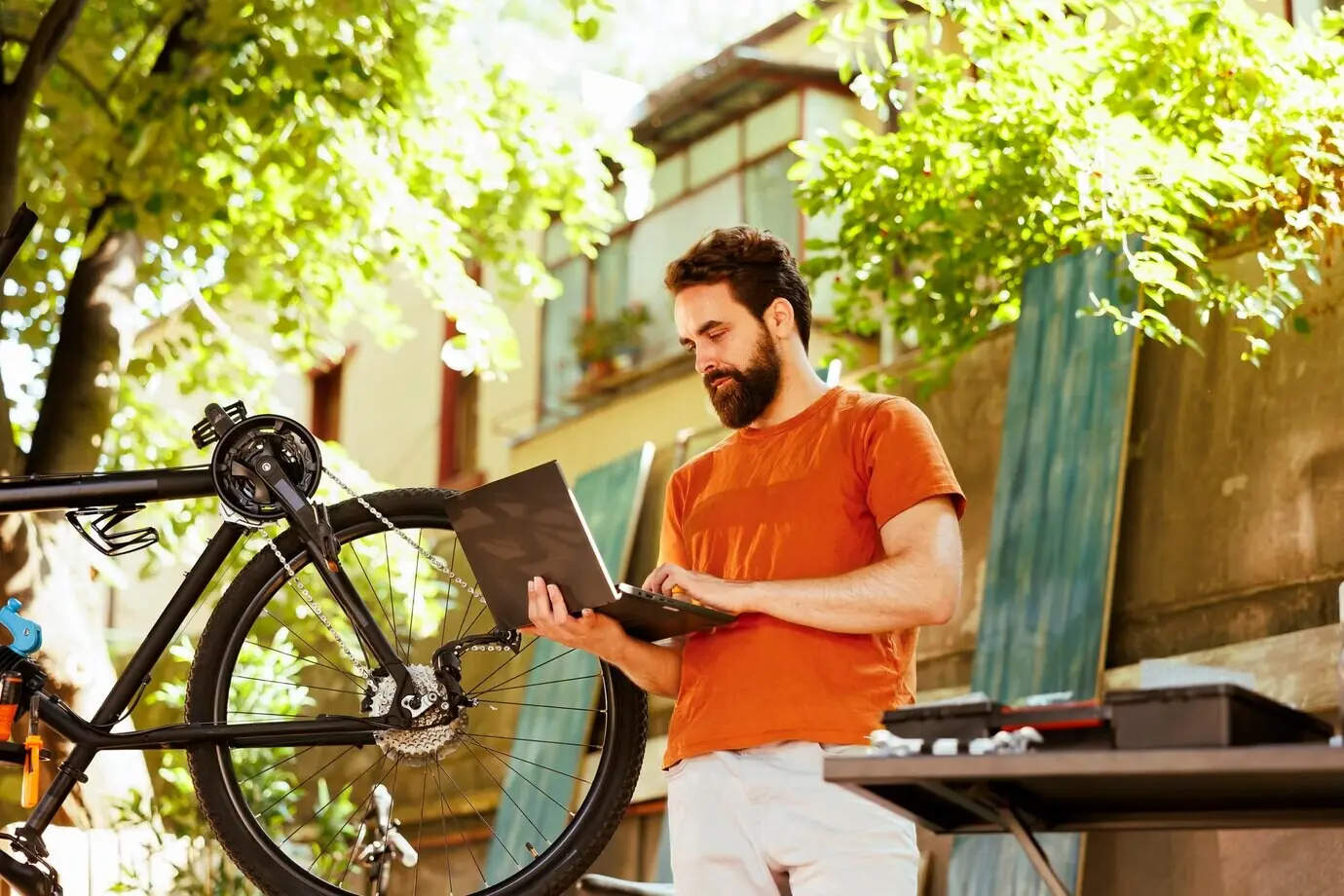 Un homme navigue sur Internet pour réparer un vélo.